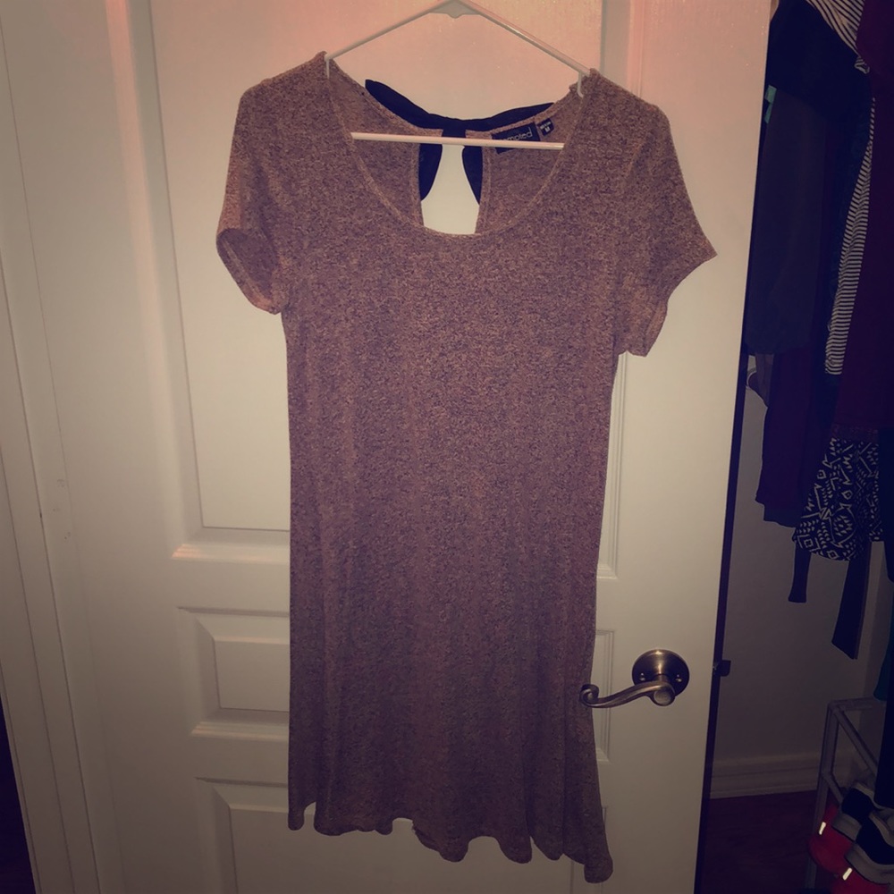 Short dress with large bow on back